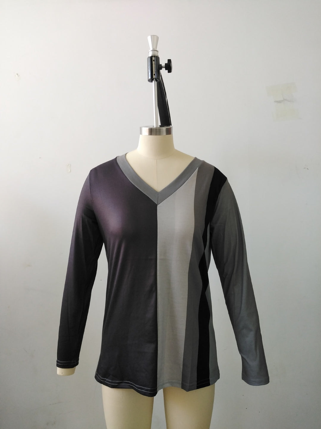 V-neck Striped Printed Long Sleeves T-shirt